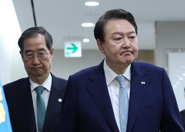 윤석열 대통령이 4일 서울 용산 대통령실 청사에서 열린 국무회의에 입장하고 있다. 2023.4.4. 연합뉴스