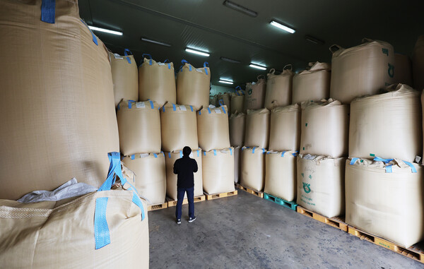 4일 경기도 용인시농협쌀조합공동사업법인 저온저장고에서 관계자가 보관 중인 쌀을 살펴보고 있다. 윤석열 대통령은 초과 생산된 쌀을 정부가 의무 매입하도록 하는 양곡관리법 개정안에 대해 법률안 거부권(재의요구권)을 이날 행사했다. 2023.4.4. 연합뉴스