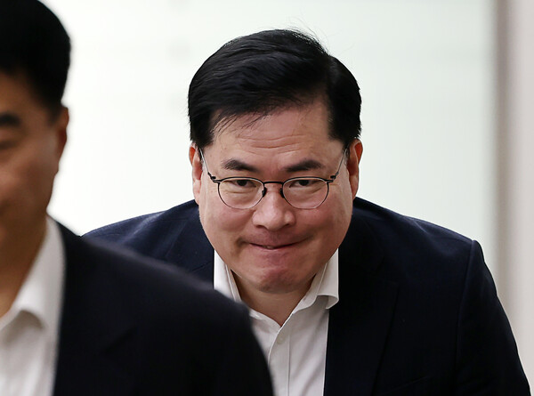 유동규 전 성남도시개발공사 기획본부장이 특정범죄가중처벌법상 뇌물 등 혐의로 구속기소된 더불어민주당 이재명 대표의 최측근 정진상 전 대표실 정무조정실장의 공판에 출석하기 위해 4일 오전 서초구 서울중앙지법 법정으로 들어가고 있다. 2023.4.4. 연합뉴스