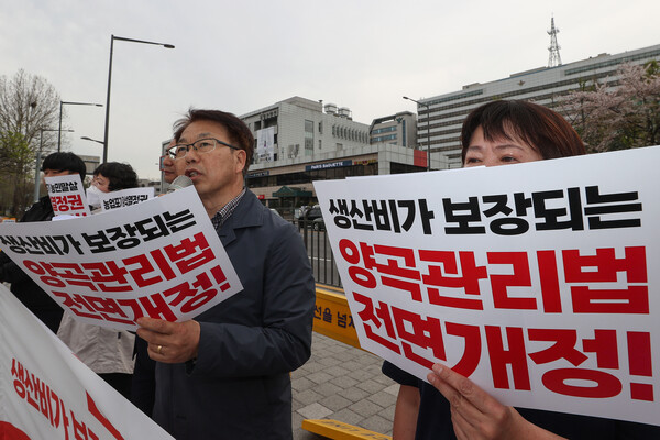  '국민과 함께하는 농민의 길' 관계자들이 4일 오후 서울 용산구 전쟁기념관 앞에서 양곡관리법 전면개정을 촉구하며 손팻말을 들고 있다. 2023.4.4. 연합뉴스