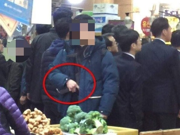 지난 2019년 3월 22일 문재인 대통령 대구 칠성시장 방문 당시 논란이 됐던 대통령 경호처 소속 경호원의 기관단총. 2023.4.5. 국민의힘 하태경 의원 SNS 갈무리