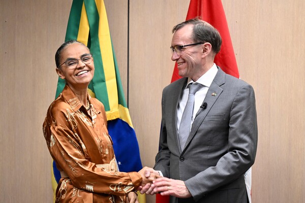 에스펜 바르트 에이데 노르웨이 기후환경부 장관(오른쪽)과 마리나 시우바 브라질 환경부 장관이 22일(현지시각) 브라질 브라질리아에서 열린 회담 도중 악수하고 있다. 이날 에이데 장관은 노르웨이 정부가 아마존 보호를 위한 아마존기금에 기부할 다른 국가들을 유치하는 데 적극 나서겠다고 밝혔다. 2008년 루이스 이나시우 룰라 다시우바 대통령 집권 당시 설립된 세계 최대 산림보호기금으로 노르웨이 정부가 94%를 부담했다. 기금은 2019년 자이르 보우소나루 당시 브라질 대통령 취임 후 운용이 중단됐다가 지난 1월 1일 룰라 대통령의 세번째 집권 첫날 운용이 재개됐다. 2023.03.24 AFP 연합뉴스