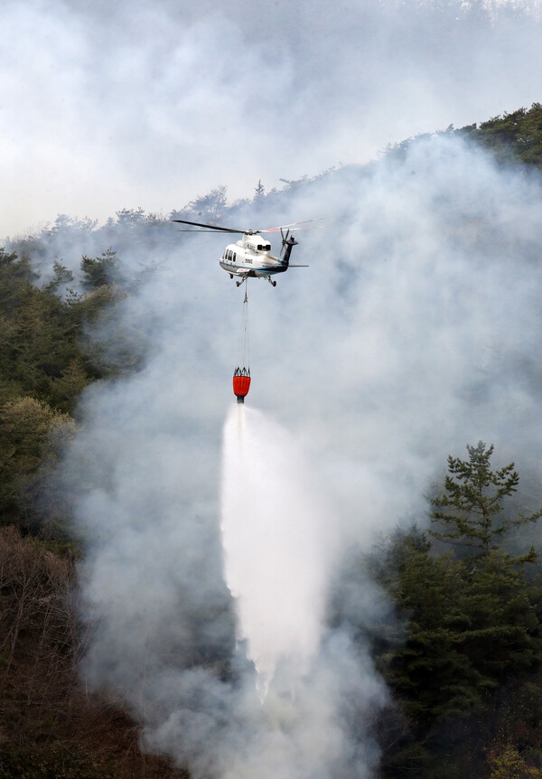 4일 오전 전남 함평군 대동면 연암리 대동저수지 인근 야산에서 산불 진화 헬기가 물을 뿌리고 있다. 2023.4.4 연합뉴스