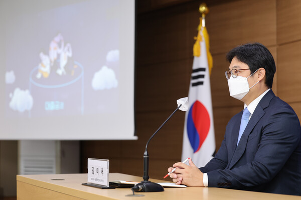 김미루 한국개발연구원(KDI) 거시·금융정책연구부 연구위원이 26일 정부세종청사 제1공용브리핑실에서 금리 인상기에 취약계층을 포용하기 위한 법정최고금리 운용 방안에 대해 브리핑 하고 있다. 2022.7.26. 연합뉴스