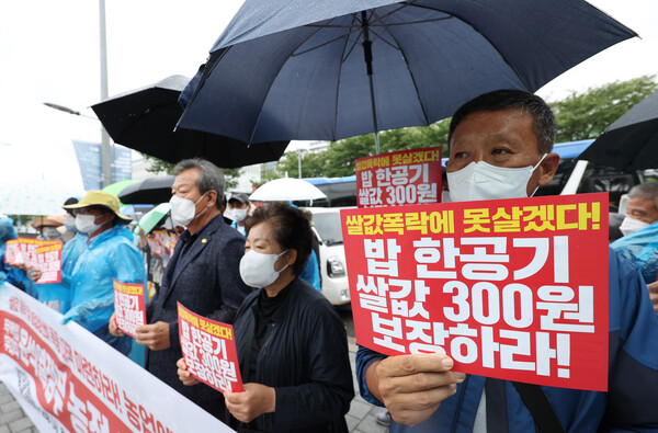 지난 2022년 8월 29일 용산 대통령실 앞에서 '국민과 함께하는 농민의 길' 주최로 윤석열 정부 농정 규탄 기자회견이 열리고 있다. 이들은 쌀값 폭락 및 농업생산비 폭등 대책 마련, 농업예산 확충을 요구했다. 2022.8.29. 연합뉴스