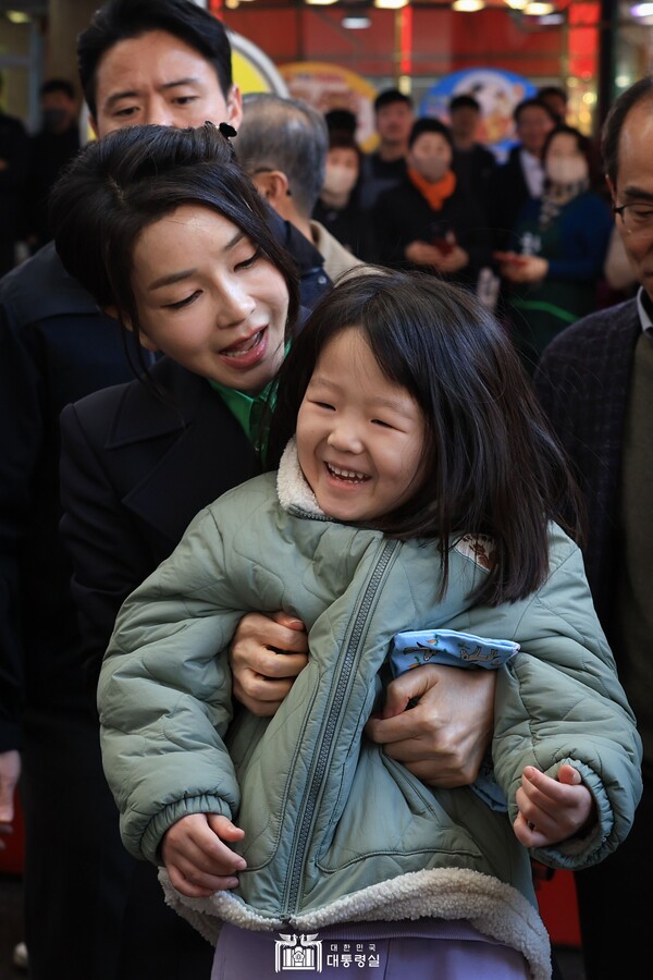 지난 3월 포항 죽도시장을 방문한 김건희 씨가 한 소녀를 안아 올리고 있다. 2023.3.3. 대통령실 사진뉴스