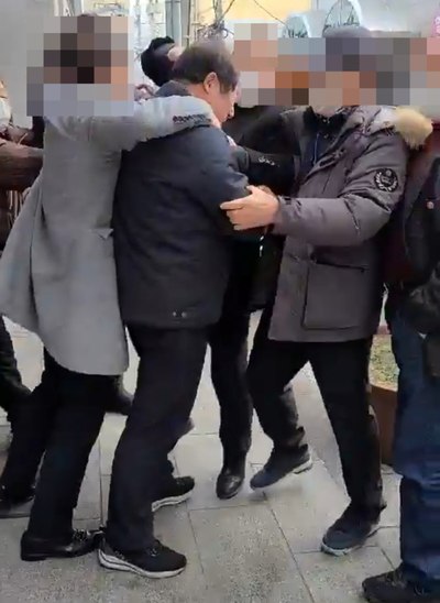 지난해 1월 14일 이정호 전 본부장 등 5·18구속부상자회 회원 50여 명이 5·18공로자회설립준비위원회 회의장 입구로 몰려왔다. 그들중 일부는 황은환 설립준비위 위원을 둘러싸고 폭행했다. 사진=5·18공로자회