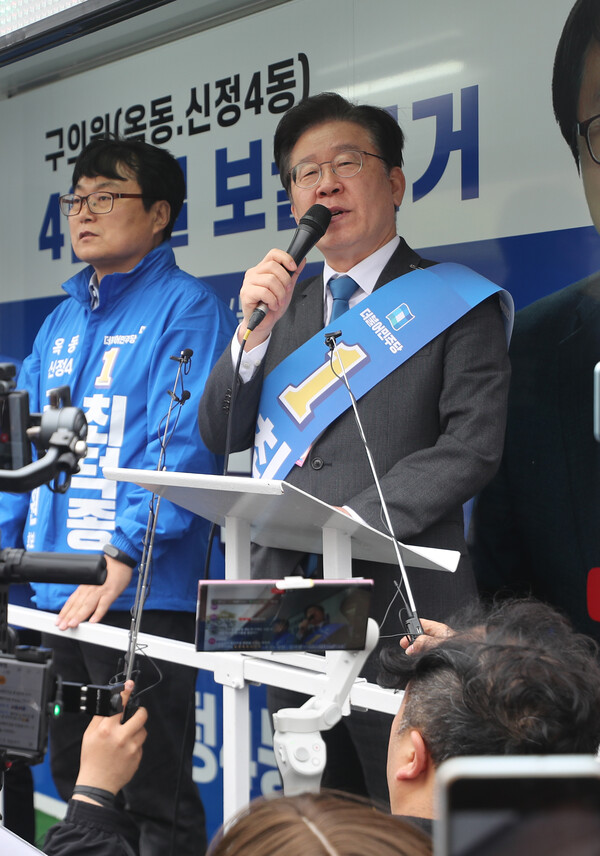 더불어민주당 이재명 대표가 24일 오후 울산시 남구 수암시장 앞에서 울산 남구 나 기초의원 보궐선거에 출마한 최덕종 후보 지지를 호소하고 있다. 2023.3.24. 연합뉴스