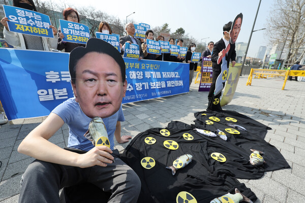일본방사성오염수방류저지공동행동, 한일역사정의평화행동 등 시민단체가 10일 오전 서울 용산 대통령 집무실 인근에서 윤석열 정부의 일본 정부 후쿠시마 방사성 오염수 장기보관 요구를 촉구하는 퍼포먼스를 하고 있다. 2023.3.10