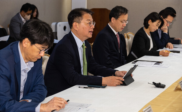 방기선 기획재정부 1차관이 7일 오전 서울 종로구 정부서울청사에서 열린 비상 경제 차관회의에 참석해 경상수지 흑자 전환을 위한 내수활성 대책 실행 계획과 관련한 발언을 하고 있다. 2023.4.7. 연합뉴스