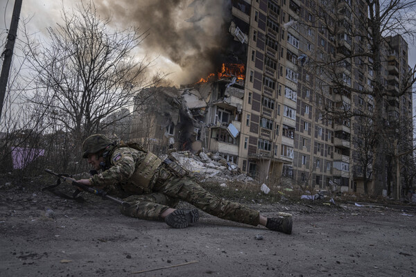 군인복장을 한 우크라이나 경찰관이 지난 17일 아브디브카의 아파트 부근에서 러시아군의 공습에 대피할 곳을 찾아 움직이고 있다. 2023.3.17. AP 연합뉴스 