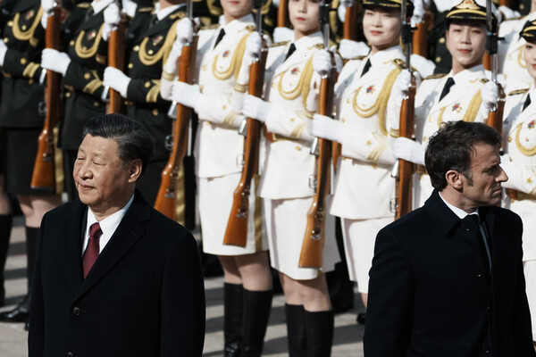 시진핑 중국 국가주석과 에마뉘엘 마크롱 프랑스 대통령이 지난 6일 베이징의 인민대회당 앞에서 인민해방군 의장대의 사열을 받으면서 각각 다른 방향을 보고 있다. 2023.4.6. AP 연합뉴스 