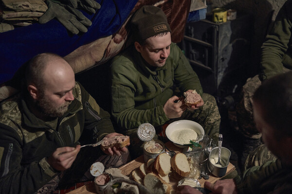 블라디미르 푸틴 러시아 대통령이 벨라루스에 전술핵을 배치할 수 있다고 밝힌 지난 25일 우크라이나 병사들이 도네츠크주 바흐무트 인근의 참호에서 식사를 하고 있다. 2023.3.25. AP 연합뉴스 