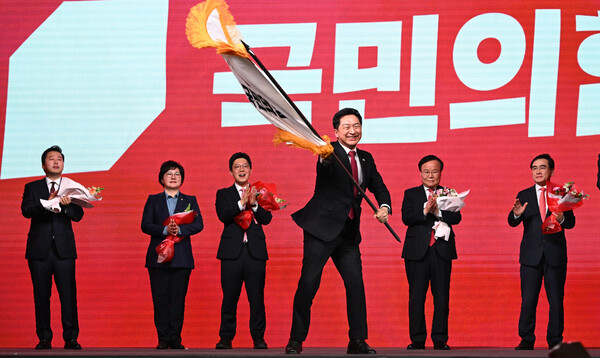 국민의힘 김기현 신임 당 대표가 8일 오후 경기도 고양시 일산 킨텍스에서 열린 국민의힘 제3차 전당대회에서 당 대표로 선출된 후 당기를 흔들고 있다. 2023.3.8 [공동취재] 연합뉴스