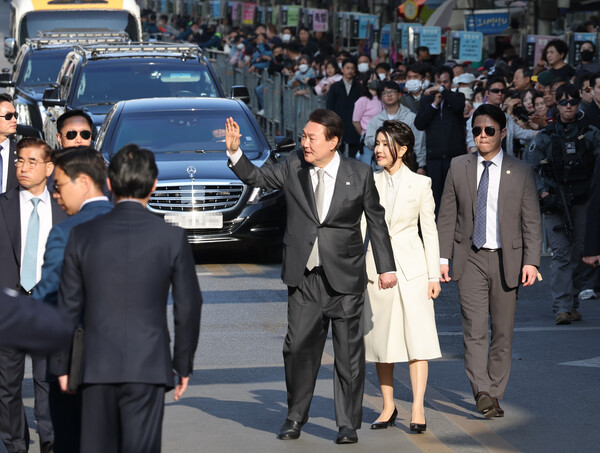 윤석열 대통령과 김건희 여사가 1일 대구 서문시장에서 열린 '서문시장 100주년 기념식'에 걸어서 입장하며 대구시민들에게 인사하고 있다. 2023.4.1. 연합뉴스