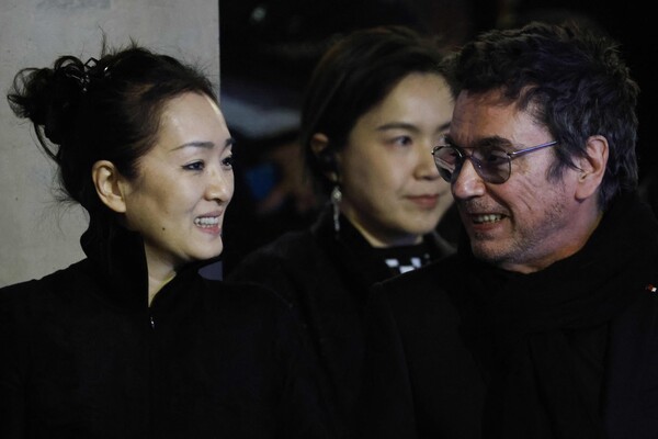 방중한 에마뉘엘 마크롱 프랑스 대통령과 동행한 중국 출신 싱가포르 배우 궁리(공리·왼쪽)와 남편인 프랑스 작곡가 장-미셸 자르(오른쪽)가 5일 베이징 박물관에서 마크롱 대통령의 연설을 듣고 있다. 2023.04.06.  AFP 연합뉴스