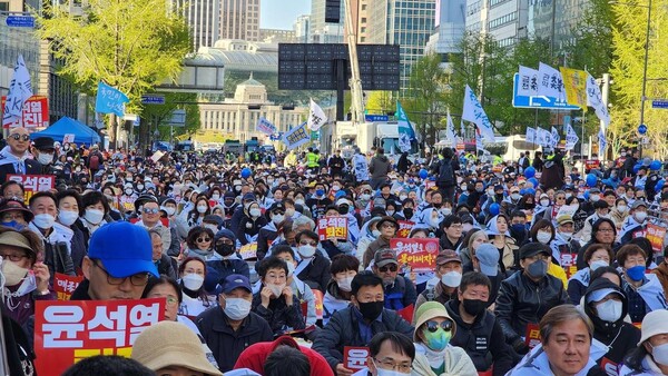 8일 오후 서울 시청역에서 열린 34차 촛불대행진에 시민들이 집결해 있다. 2023.4.8. 사진작가 Mongspo Park