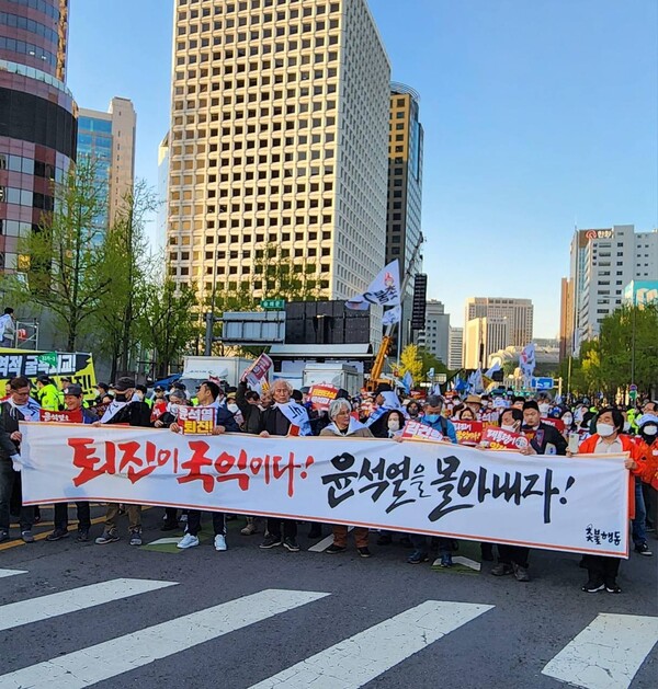 8일 오후 서울 시청역에서 열린 34차 촛불대행진에 참여한 시민들이 행진하고 있다. 2023.4.9.사진작가 이상민