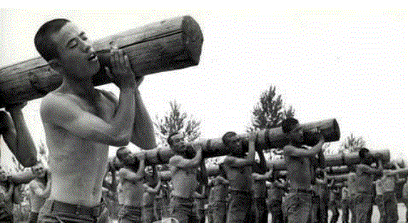 제 5공화국 정권 창출의 소용돌이 속에서 '사회정화'라는 미명 아래 설치된 삼청교육대에서 입소자들이 봉 체조를 받고 있다. [연합뉴스 자료사진]