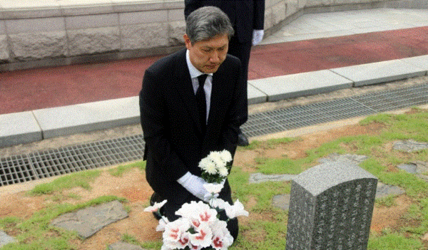 노태우 씨의 아들 재헌 씨가 2019년 여름 광주 5·18민주묘지를 찾아 윤상원 열사 묘소 앞에서 무릎 꿇고 있다. 2019.8.26 [국립 5·18민주묘지 사무소 제공 ]