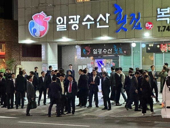 윤석열 대통령이 지난 6일 부산 해운대구 '일광 수산' 횟집에서 도열한 참석자들과 인사를 나누고 있는 모습. 2023.4.9. 인터넷 커뮤니티 갈무리