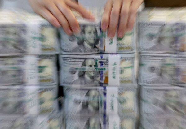 원/달러 환율 급등을 막기 위해 외환 당국이 달러화를 시중에 풀어 지난달 외환보유액이 급감한 가운데 6일 오전 서울 중구 을지로 하나은행 본점 위변조대응센터에서 직원들이 달러화를 정리하고 있다. 2022.10.6 연합뉴스