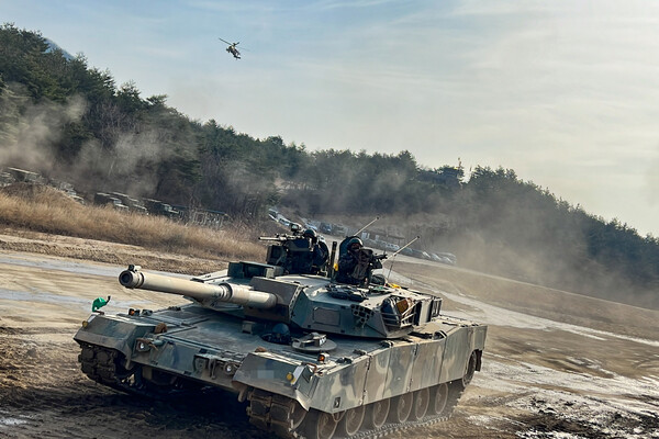 2일 속초와 고성 등 영동지역 일대에서 진행된 육군 8군단 합동 기동훈련에 참가한 육군 102기갑여단 전차가 헬기 엄호 아래 기동하고 있다. 2023.3.22 [육군 8군단 제공]