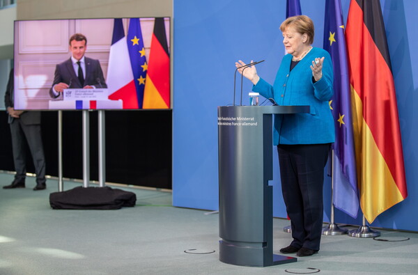 2021년 5월31일(현지시간) 앙겔라 메르켈 당시 독일 총리가 베를린에서 화상으로 에마뉘엘 마크롱 프랑스 대통령과 정상회담을 한 뒤 공동기자회견을 하고 있다. 이 자리에서 마크롱 대통령은 미국이 과거 덴마크 지원을 받아 유럽 정치인들을 감청했다는 의혹에 대해 해명을 촉구했다. 메르켈 총리는 마크롱 대통령의 이 발언에 동의한다는 입장을 밝혔다. 2023.4.9 [EPA=연합뉴스 자료사진]