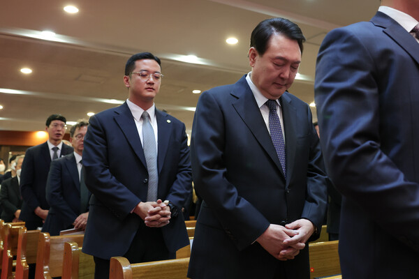 윤석열 대통령이 9일 서울 중구 영락교회에서 열린 2023 한국 교회 부활절 연합예배에서 기도를 하고 있다. [대통령실] 연합뉴스 