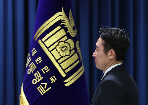 이도운 대통령실 대변인이 10일 서울 용산 대통령실 청사에서 현안 브리핑을 위해 단상으로 걸어가고 있다. 2023.4.10. 연합뉴스 