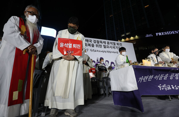 10일 오후 서울시청 앞에서 천주교정의구현전국사제단이 '친일매국 검찰독재 퇴진 주권회복을 위한 월요 시국 기도회'를 열고 있다. 2023.4.10. 연합뉴스