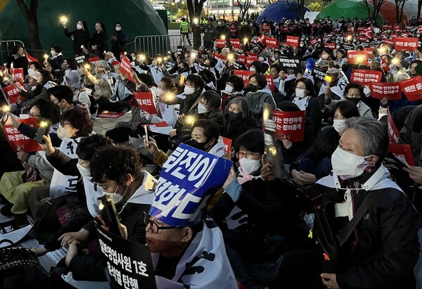 10일 오후 서울시청 앞에서 열린 '친일매국 검찰독재 퇴진 주권회복을 위한 월요 시국 기도회'에 참여한 시민들의 모습. 2023.4.10. 김성진 기자