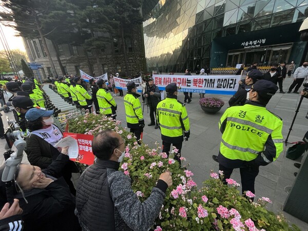 극우 성향의 '대한민국 수호 천주교 교인 모임'이 10일 오후 서울시청 앞에서 현수막을 걸고 월요 시국 기도회를 방해하는 모습. 기도회에 참여한 시민들이 항의하고 있다. 2023.4.10. 김성진 기자