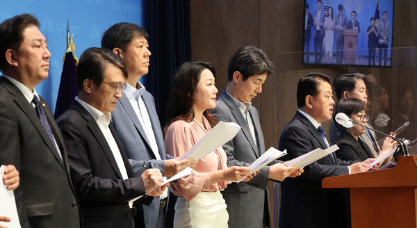 김병주 국회 국방위원회 간사를 비롯한 더불어민주당 국방위, 정보위, 외통위원과 무소속 김홍걸 의원이 10일 서울 여의도 국회 소통관에서 미국 정보기관의 대통령실 도청과 관련한 기자회견을 하고 있다. 2023.4.10. 연합뉴스 