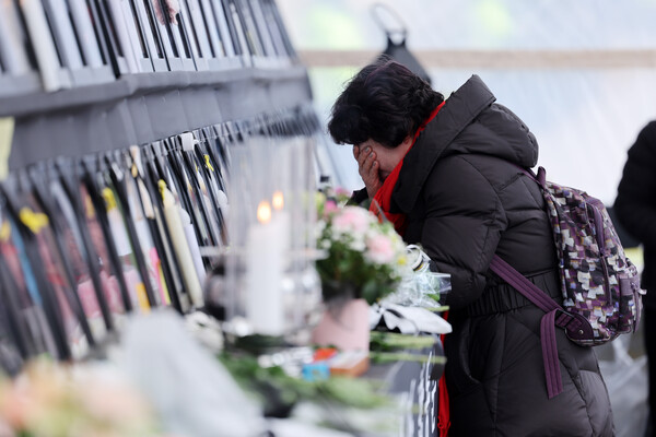 지난 2월 12일 오후 서울광장에 설치된 10·29 이태원 참사 희생자 합동분향소에서 유가족이 눈물을 흘리고 있는 모습. 2023.2.12. 연합뉴스