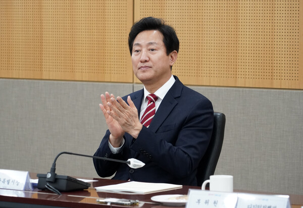 오세훈 서울시장이 지난달 29일 서울시청에서 열린 '서울시 스마트 도시위원회 위촉식'에 참석해 박수치고 있다. 2023.3.29 [서울시 제공] 연합뉴스