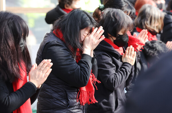 서울시청 앞 이태원 참사 분향소 자진 철거 만료일인 15일 이태원 참사 유가족 등이 서울시의 행정대집행에 반대하며 분향소에서 희생자를 기리는 159배를 하며 눈물을 흘리고 있다. 2023.2.15. 연합뉴스