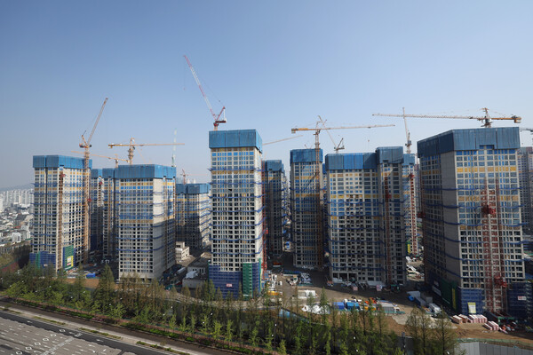 최장 10년이던 수도권 아파트 분양권 전매제한 기간이 7일부터 최대 3년으로 단축됐다. 전매제한 완화는 이번 시행령 개정 이전 이미 분양을 마친 아파트에도 소급 적용된다. 이에 따라 비규제지역이면서 과밀억제권역인 서울 강동구 둔촌동 올림픽파크 포레온(둔촌주공)은 전매제한 기간이 기존 8년에서 1년으로 줄어든다. 사진은 서울 강동구 둔촌주공아파트 재건축 현장의 모습. 2023.4.7. 연합뉴스