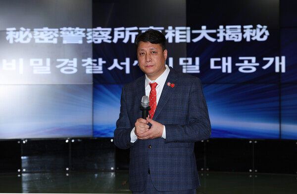 중국이 해외에서 운영하는 비밀경찰서의 국내 거점으로 지목된 서울의 한 중식당에서 왕하이쥔 대표가 '비밀경찰서 진상규명 설명회'를 하고 있다. 왕 대표는 비밀경찰서 의혹을 퍼뜨리는 것은 친미 세력이 배후에 있다고 주장했다. 2022.12.31. 연합뉴스