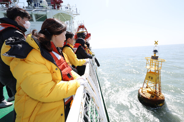 지난 9일 전남 진도군 세월호 참사 해역에서 열린 선상추모식에서 유가족들과 관계자들이 침몰 표시 부표를 바라보고 있다. 2023.4.9. 연합뉴스