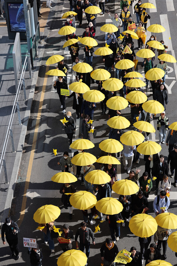 지난 8일 서울역 인근에서 세월호 참사 9주기 시민대회 참가자들이 행진하고 있다. 2023.4.8. 연합뉴스