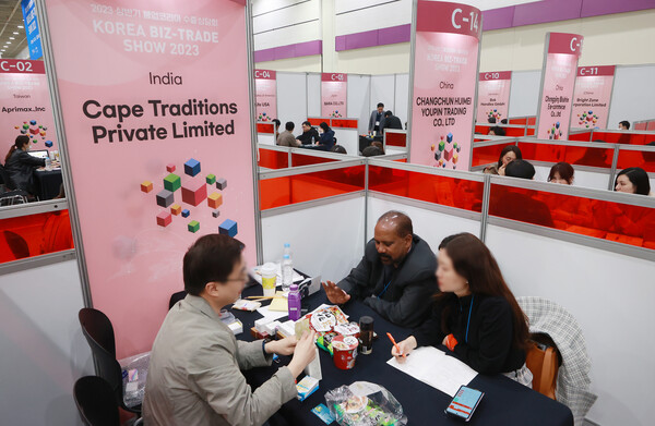 12일 서울 강남구 코엑스에서 열린 2023 상반기 붐업코리아 수출상담회에서 바이어들이 상담을 받고 있다. 2023.4.12. 연합뉴스