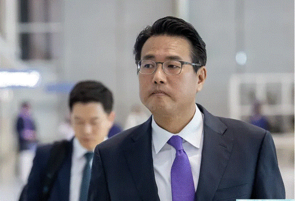 김태효 국가안보실 1차장이 윤석열 대통령의 미국 국빈 방문 최종 조율을 위해 지난 11일 오전 인천국제공항 2터미널을 통해 출국하고 있다. 2023.4.11. 연합뉴스