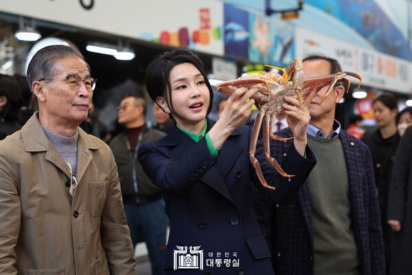 지난달 3일 포항 죽도시장을 방문한 윤석열 대통령 부인 김건희 씨. 2023.3.3. 대통령실