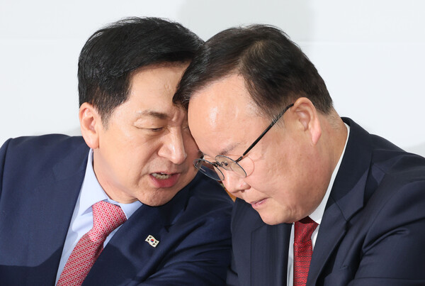 국민의힘 김기현 대표가 20일 오전 국회에서 열린 최고위원회의에서 김재원 최고위원과 귀엣말을 나누고 있다. 2023.3.20. 연합뉴스