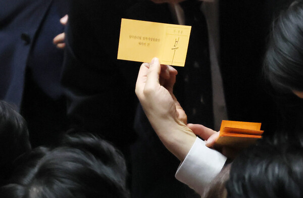 13일 오후 열린 국회 본회의에서 감표위원들이 양곡관리법 개정안에 대한 감표를 하고 있다. 윤석열 대통령이 재의요구권(거부권)을 행사한 양곡관리법 개정안은 이날 다시 국회 본회의 표결에 부쳐졌으나 결국 부결됐다. 2023.4.13. 연합뉴스