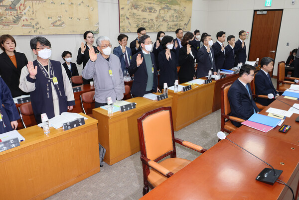 14일 오전 국회 교육위원회에서 열린 정순신 자녀 학교폭력 진상조사 및 학교폭력 대책 수립을 위한 청문회에서 증인들이 선서하고 있다. 정 변호사는 지난달 31일 열렸던 앞선 청문회와 마찬가지로 불출석 사유서를 제출하고 출석하지 않았다. 2023.4.14. 연합뉴스
