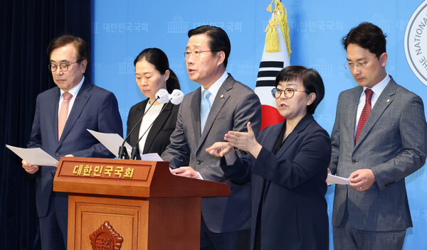 국민의힘 이태규 의원 등 교육위 소속 의원들이 14일 오전 국회 소통관에서 '정순신 자녀 학교폭력 진상조사 및 학교폭력 대책 수립을 위한 청문회' 관련 기자회견을 하고 있다. 2023.4.14. 연합뉴스