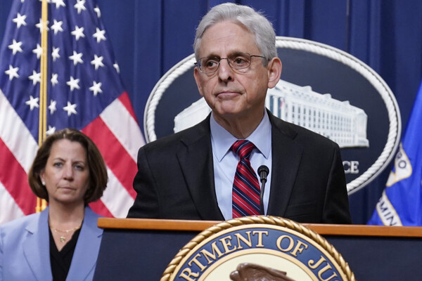 메릭 갈랜드 미국 법무장관이 13일(현지시각) 워싱턴DC 법무부 청사에서 긴급 브리핑을 하고 있다. 갈랜드 장관은 이날 브리핑에서 국방 기밀정보를 허가 없이 반출, 소지, 전파한 혐의로 공군 매사추세츠 주 방위군 소속 일병 잭 테세이라(21)를 체포했다고 발표했다. 법무부는 테세이라를 스파이방지법 위반 혐의로 기소할 예정이다. 2023.04.14. AP 연합뉴스