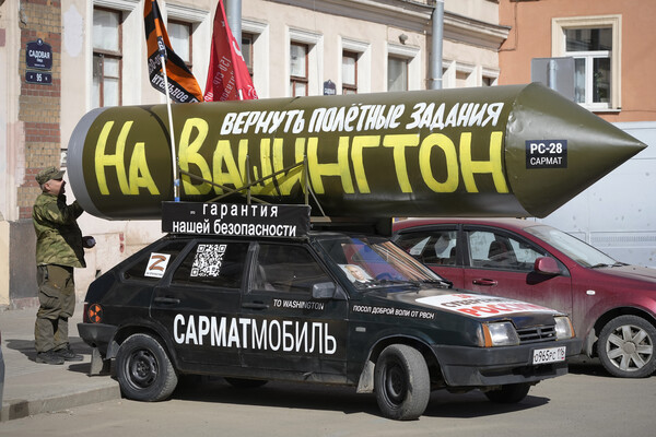 러시아 상트페테르부르크에서 지난 14일 친정부 활동가가 자신의 승용차 지붕에 미사일 모형을 올려놓고 있다. 이 활동가는 '러시아 미사일이 워싱턴을 겨냥하도록 설정하자'는 문구를 써놓고 4개월 예정으로 전국을 돌면서 시위하고 있다.  2023.4.14. AP 연합뉴스 